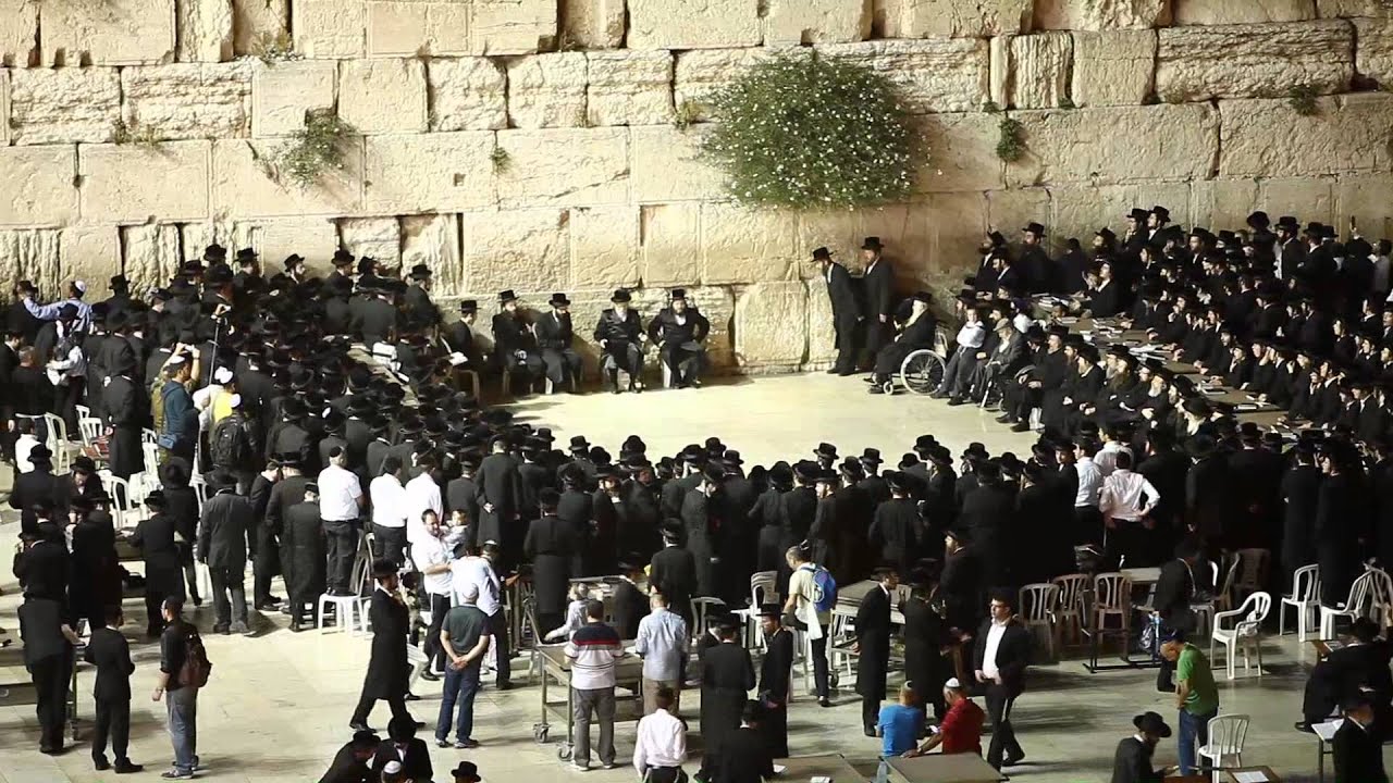 Seret-Viznitz Rebbe by the Kotel on Rosh Chodesh Sivan 5774 אדמו"ר של סערט ויז'ניץ בכותל בראש חודש