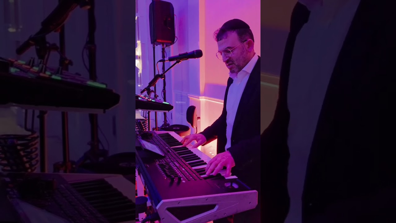 STOMP 🦶 STOMP 🦶 CLAP 👏 at 00:46 #jewishmusic #mazaltov #lchaim 🍻