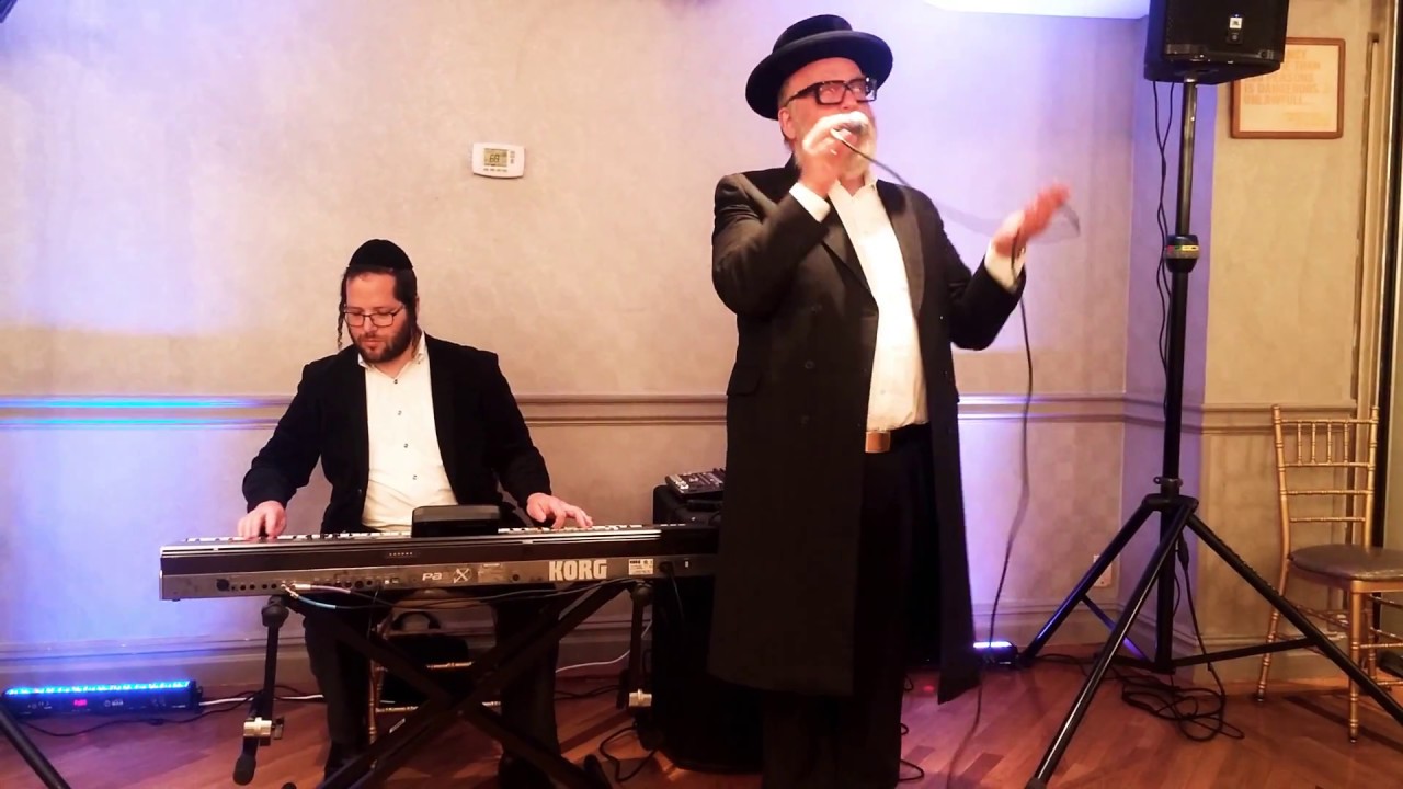 Michoel schnitzler singing a beautiful MBD song at a bm in bp with dovi tesler