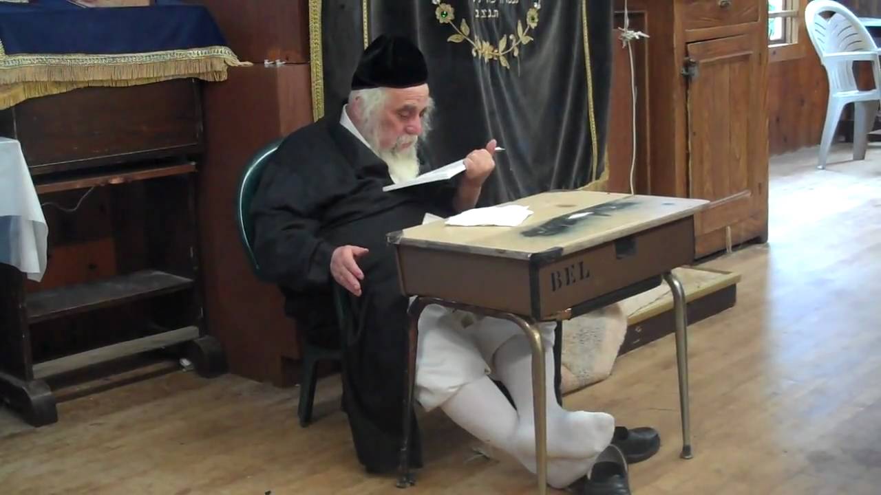 Rabbi Yechezkel Roth saying Tikkun Chatzos