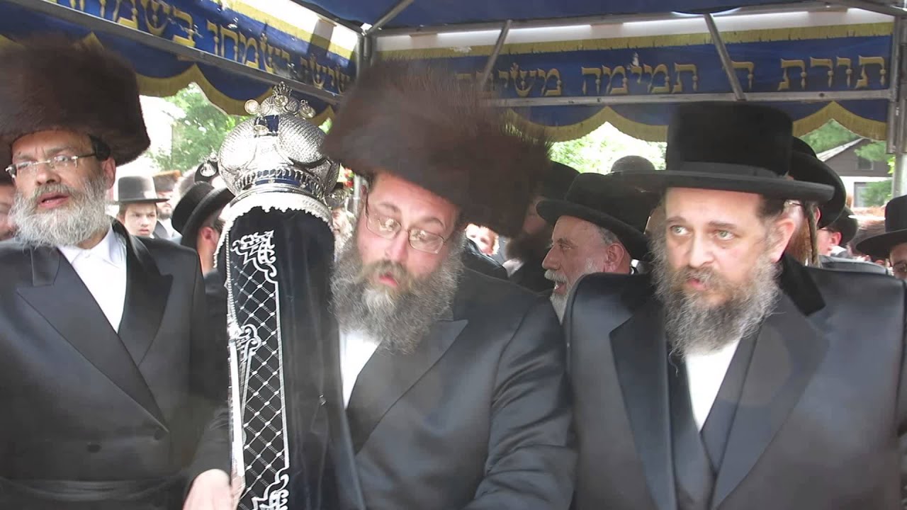 Admor M'Skver M'BP Dancing at Hachnosas Sefer Torah in Gitti Gardens
