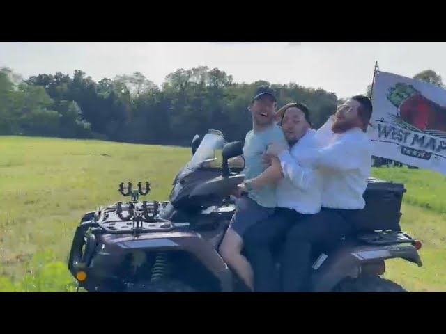 Lipa Schmeltzer and Hershy Weinberger Go For A Ride!