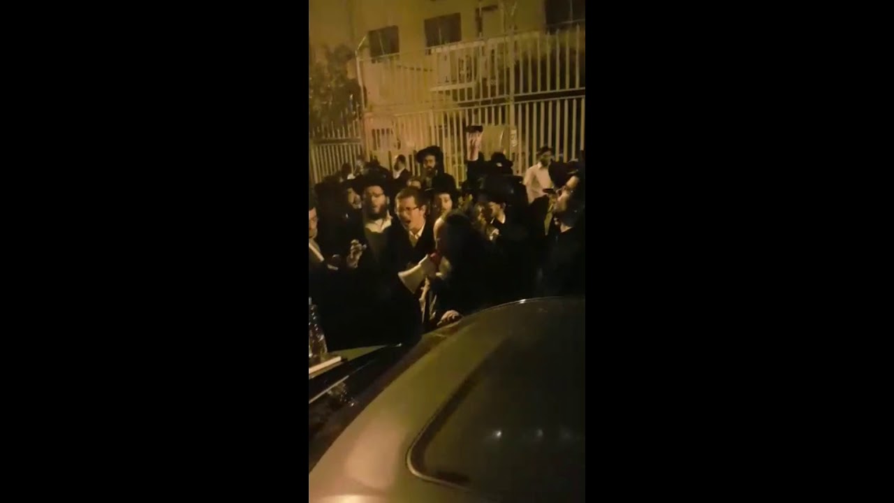 Mekubal Rav Yaakov Adas Davening At Draft Office In Jerusalem