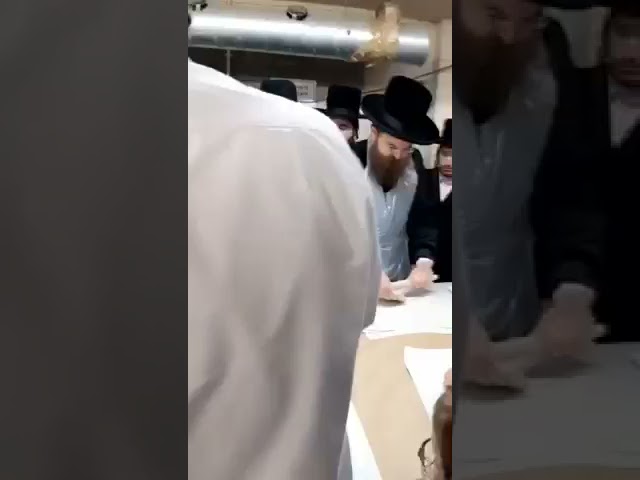 Sadigura London Rebbe Baking Matzah - Nissan 5781