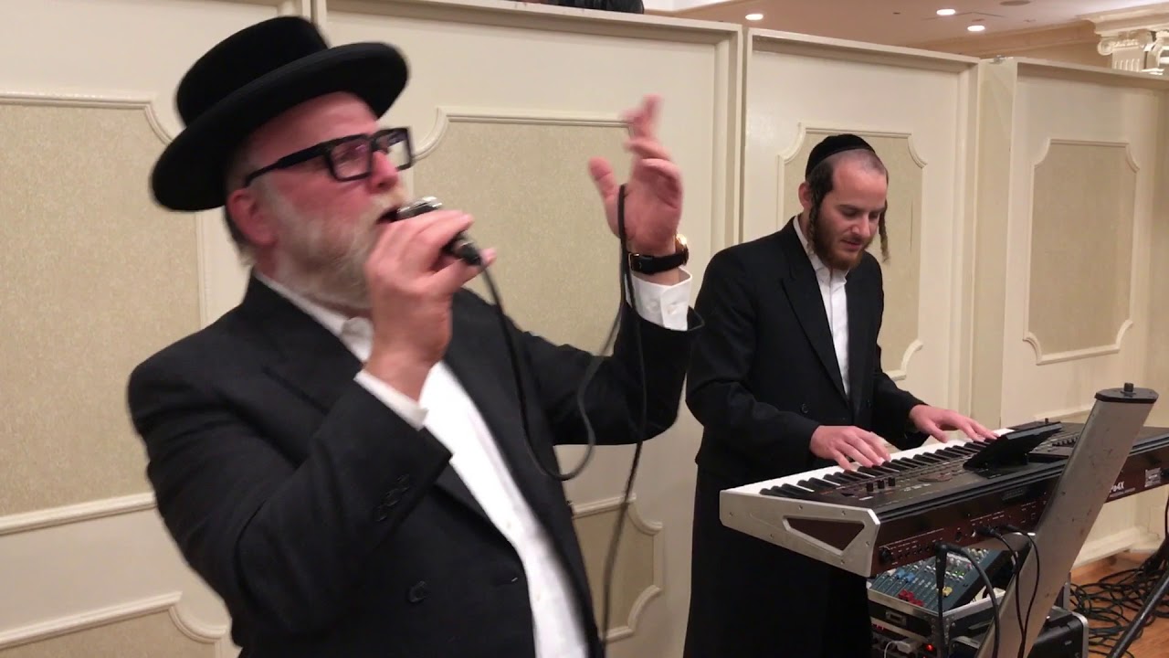 Michoel schnitzler Kurov at wedding in boro park, with motty Miller|מיכאל שניצלער-קרוב