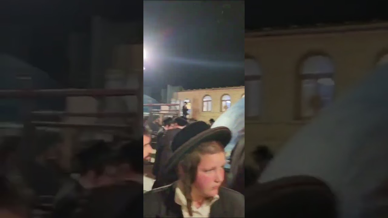 האדמור שליטא בזריקות נרות על גג המערה