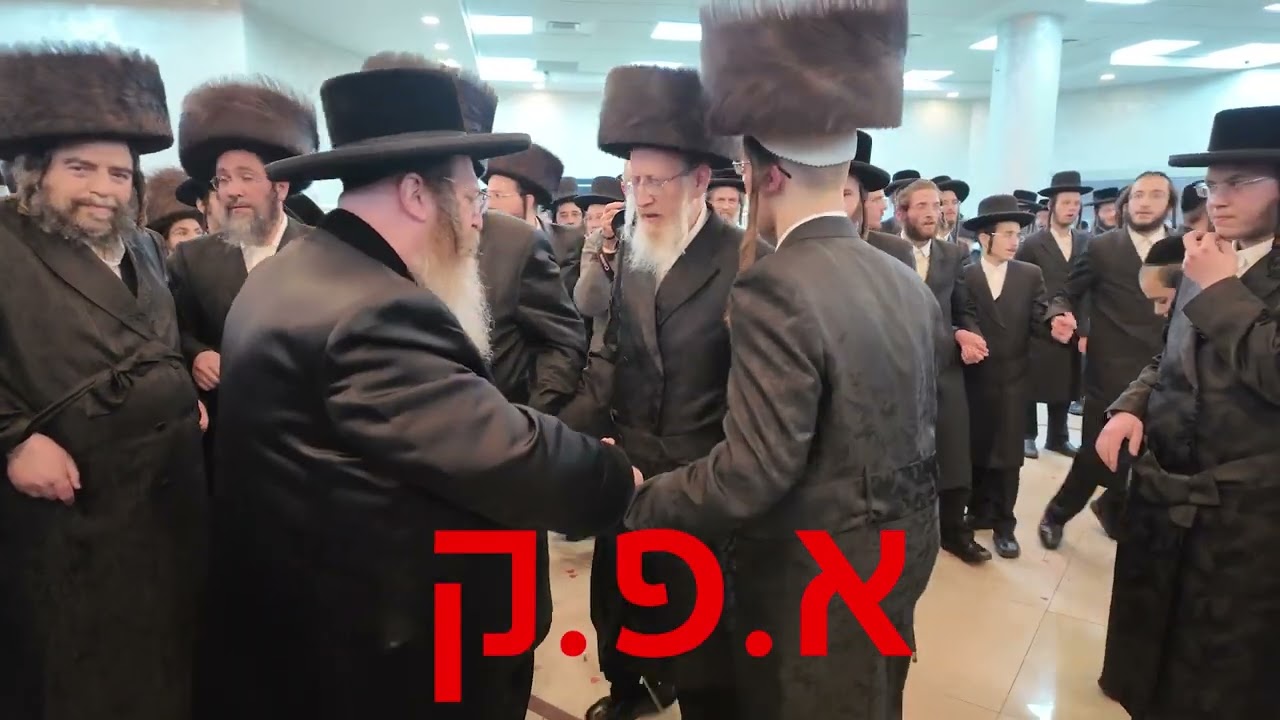 אדמו"ר מטרבישאן בחתונה אצל אחד מחסידו
