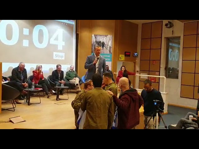 IDF reservists interrupt election panel with Ofer Kasif