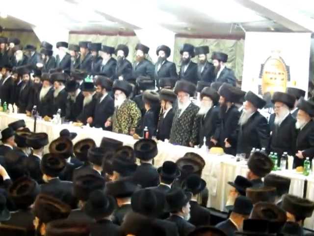 Viznitz Vien Bar Mitzva, 1,000's Chasidim dancing