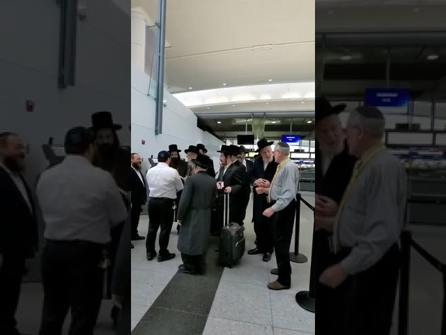 Seret Viznitz Rebbe Stops by at Chabad stand in Jfk and is presented latest sefer chassidus