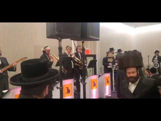 Avrumi Berko Production Benzoin Weberman Shira Choir