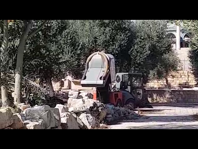 Muslims dump garbage on Har Habayis