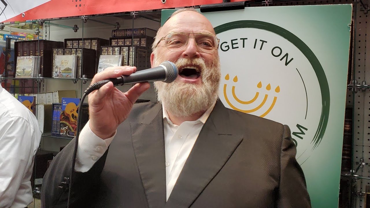 Michoel Schnitzler Rocking At Eichlers In Boro Park!