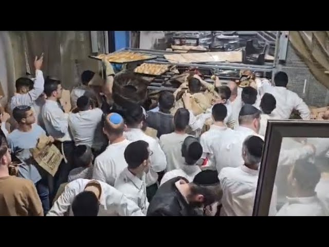 Hundreds Grabbing Fresh Bagels After Passover In Bnei Brak | חוטפים חמץ בבני ברק מאפיית ויז'ניץ