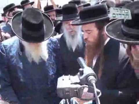 Rav Sternbuch Participates in Protest Against Excavation