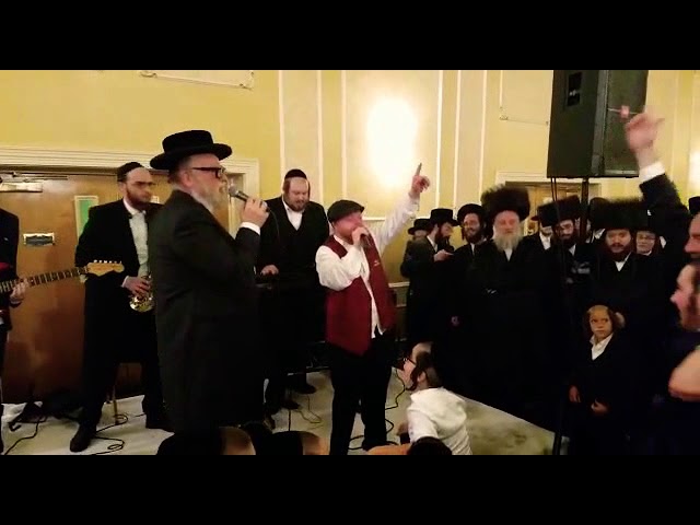 Michoel schnitzler with rafie the king|מיכאל שניצלער-רבות מחשבות עם ראפי די קינג בחתונה
