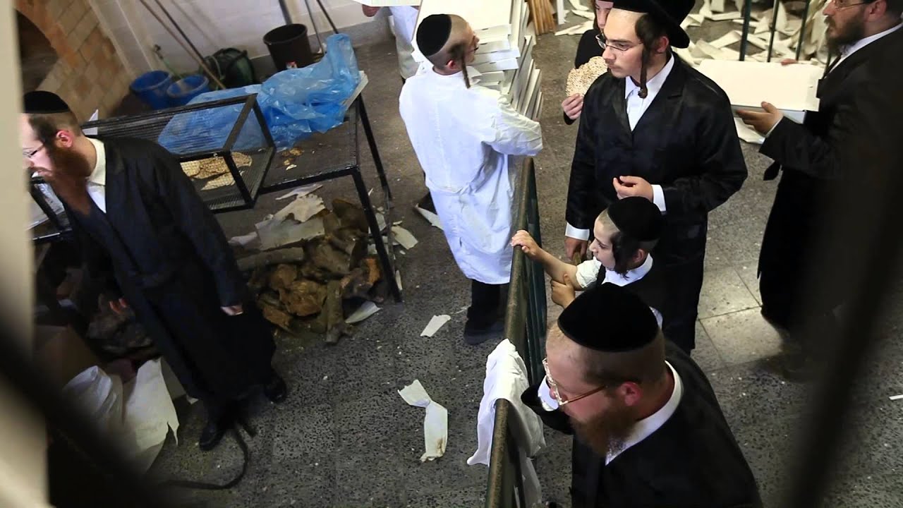 Last Matzahs Baked Two Hours Before Yom Tov on Erev Pesach 5774 [HD] 2014 המצות אחרונות בערב פסח