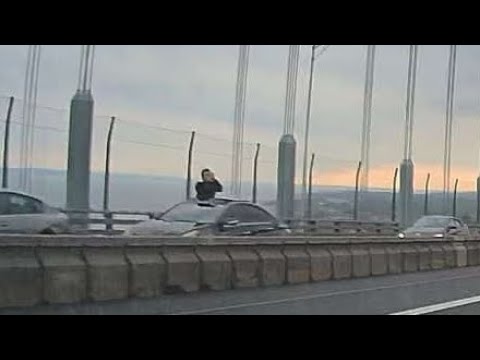 On VZ bridge, som1 sticking his head out of his roof taking pictures while driving! - Status Island