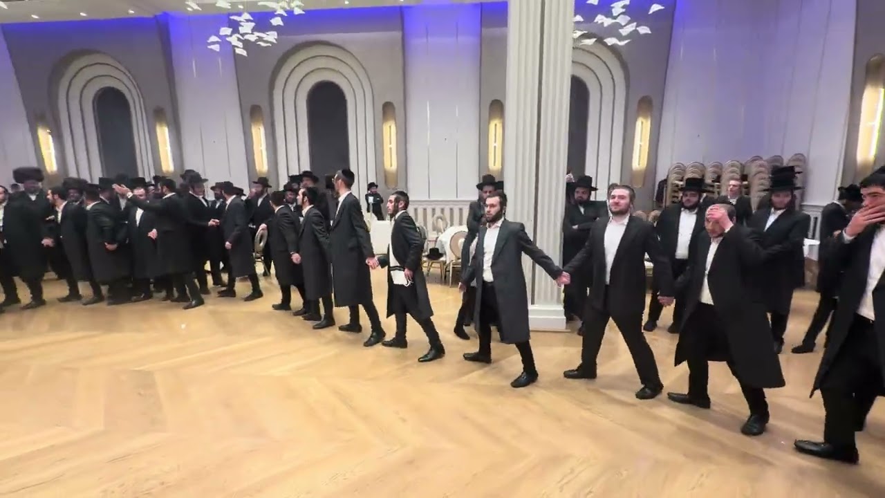 Lipa Schmeltzer singing at the wedding of Yossi fulop | 🎹 Shia Leitner on the Keys.