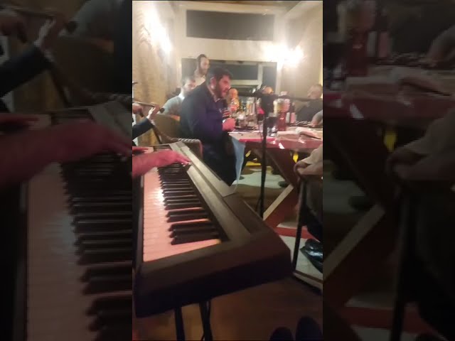 שרוליק לפקוביץ בזיץ עם מרדכי גוטליב ומוישי רוט