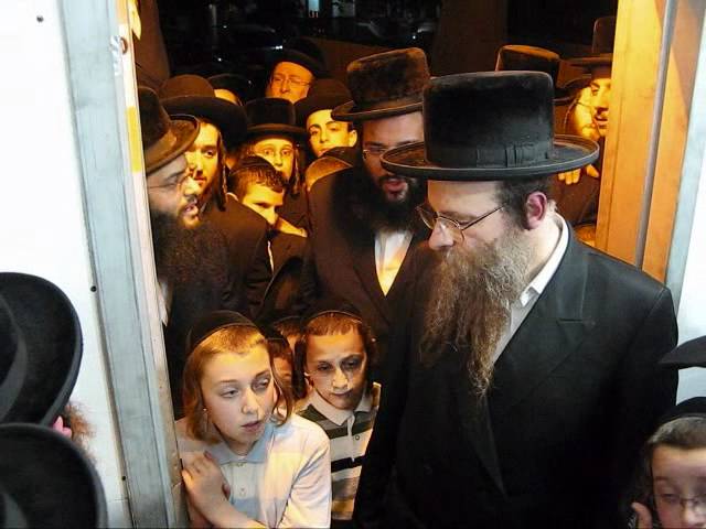 Kevius Mezuza at the new Kosover Shul