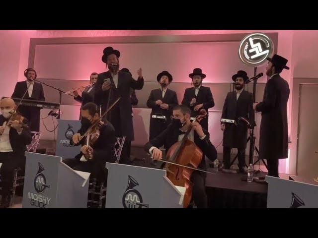 Yoely Lebowitz Singing Yiddish Classics - Lev Voices - יואלי לעבאוויטש עם מקהלת לב