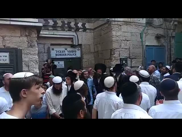 עולים חוגגים בריקודים בפתח הר-הבית בחול המועד סוכות