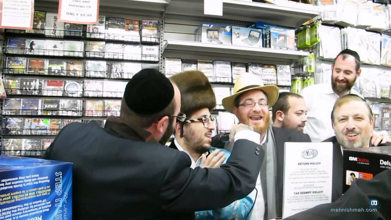 Shauli Richter & Lipa Giving Out Prizes For Children Of Bein Ish Ubein Uchiv Families
