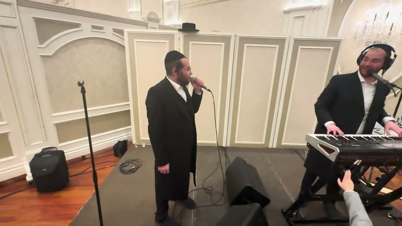 Beautiful wedding | Motty Brier on the keys with singer Benzion Weberman