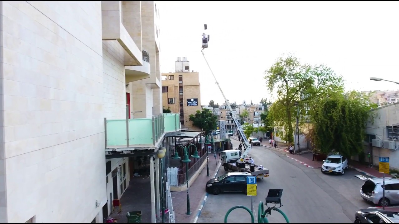 דייויד טויב על מנוף משמח מהחלונות את הקשישים השוהים בבידוד