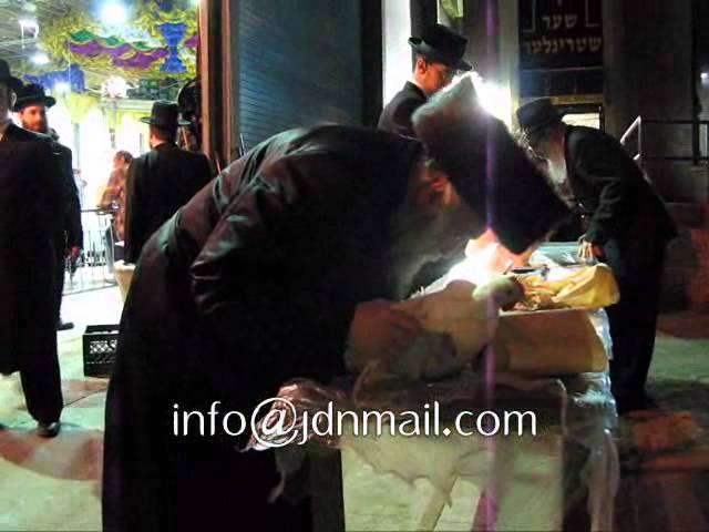 Chust Rebbe @ Kaporos Erev Yom Kipur 5772