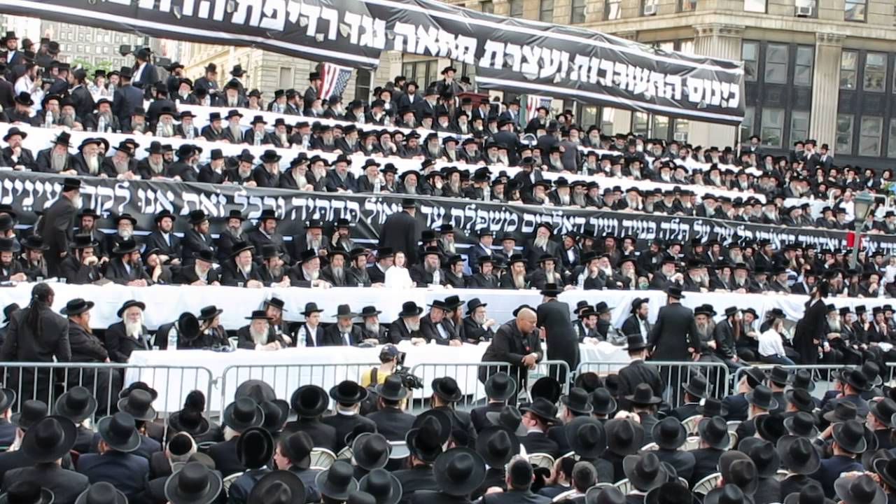 Thousands at Anti Israel Draft Protest in NYC, Admor Galanta Speaking