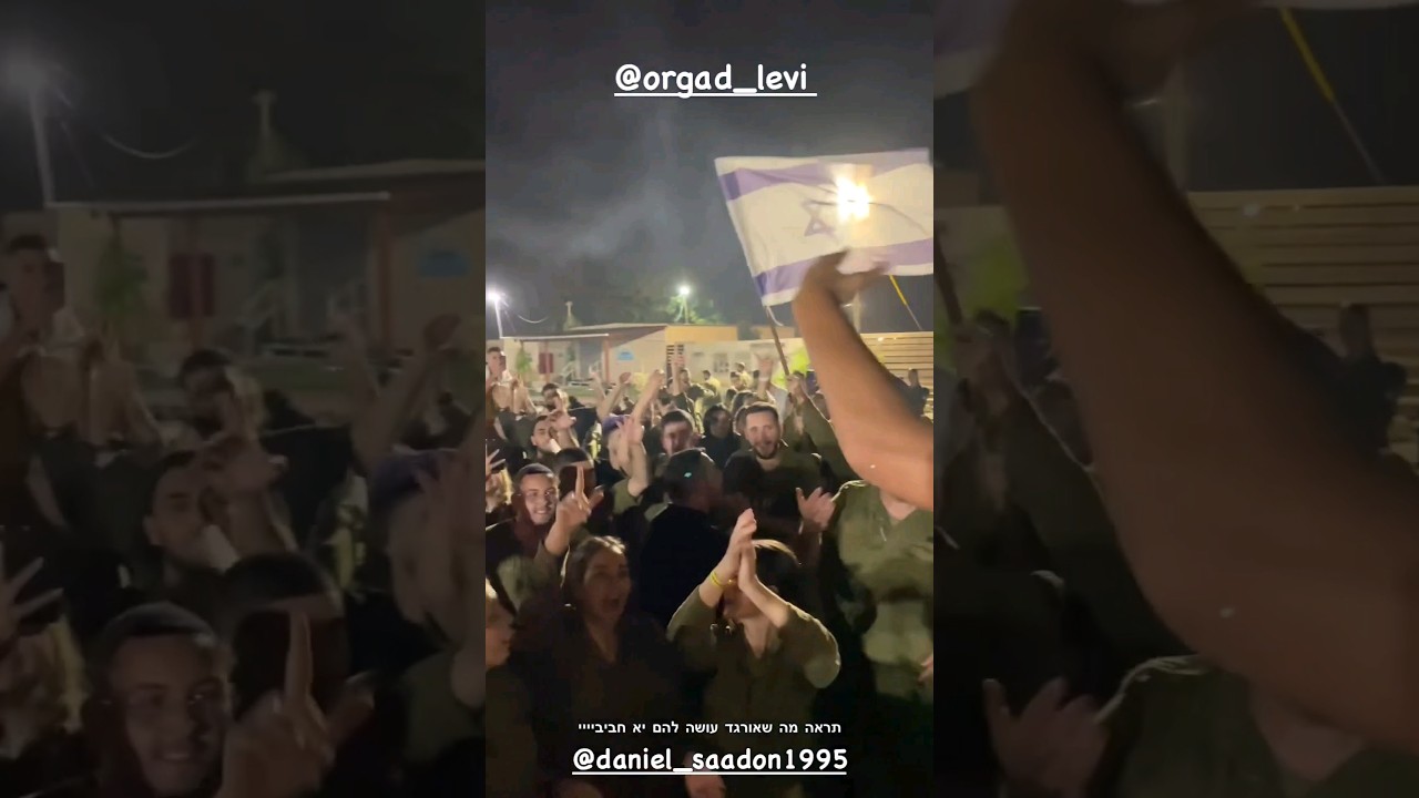 אורגד לוי שר לחיילי צה"ל את השיר "כובשים את עזה" של דניאל סעדון
