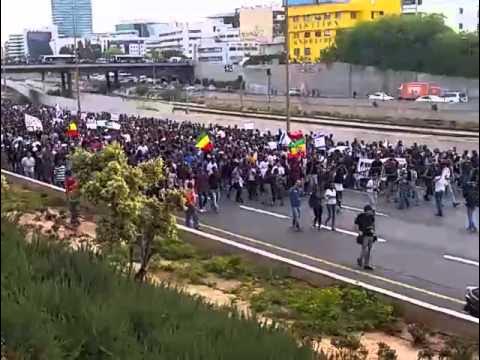 Thousands of Ethiopians Protest on the Tel Aviv Highway (Video by Avi Iczko)