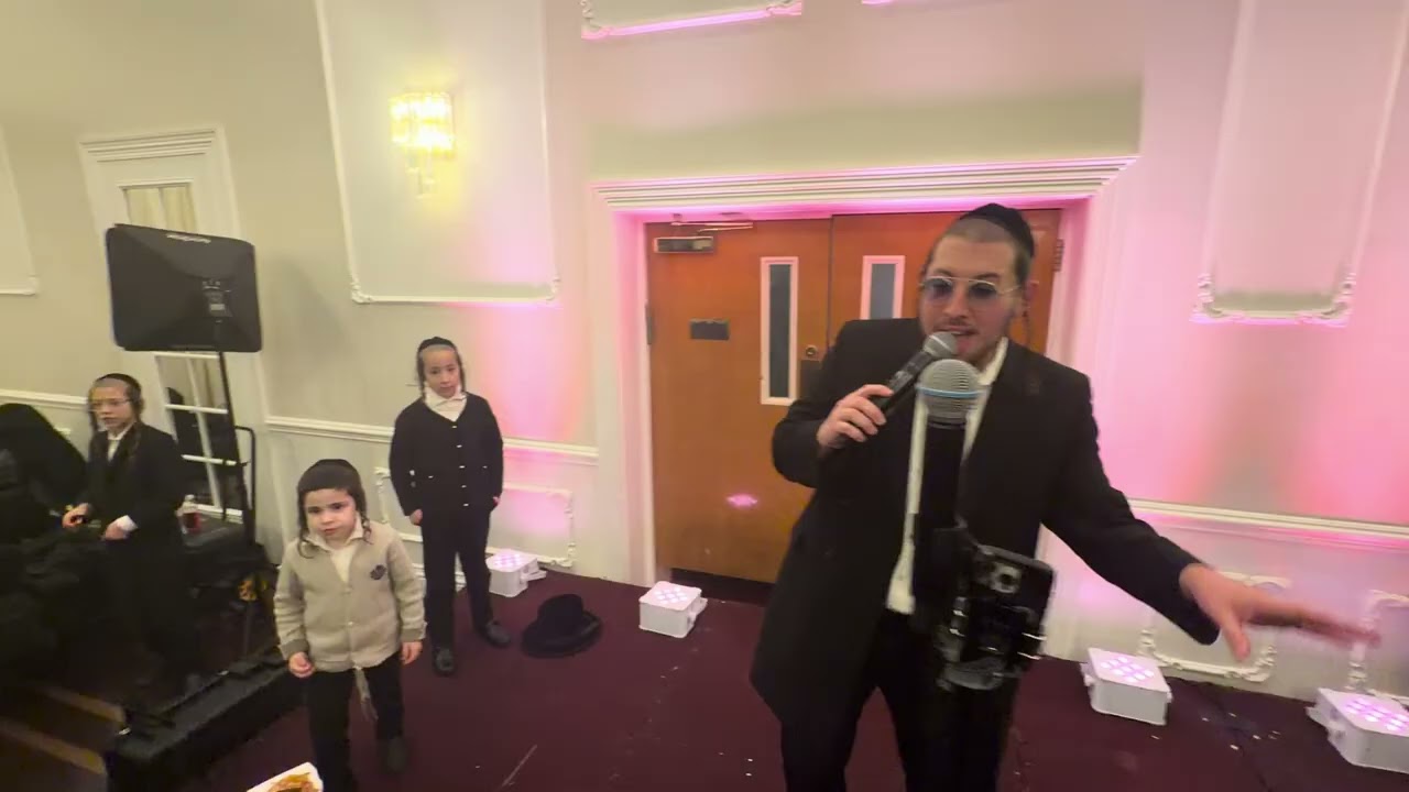 Kalmy Schwartz singing at the wedding of Dovid Goldmintzer & Fischer | 🎹 Motty Breier on the Keys.