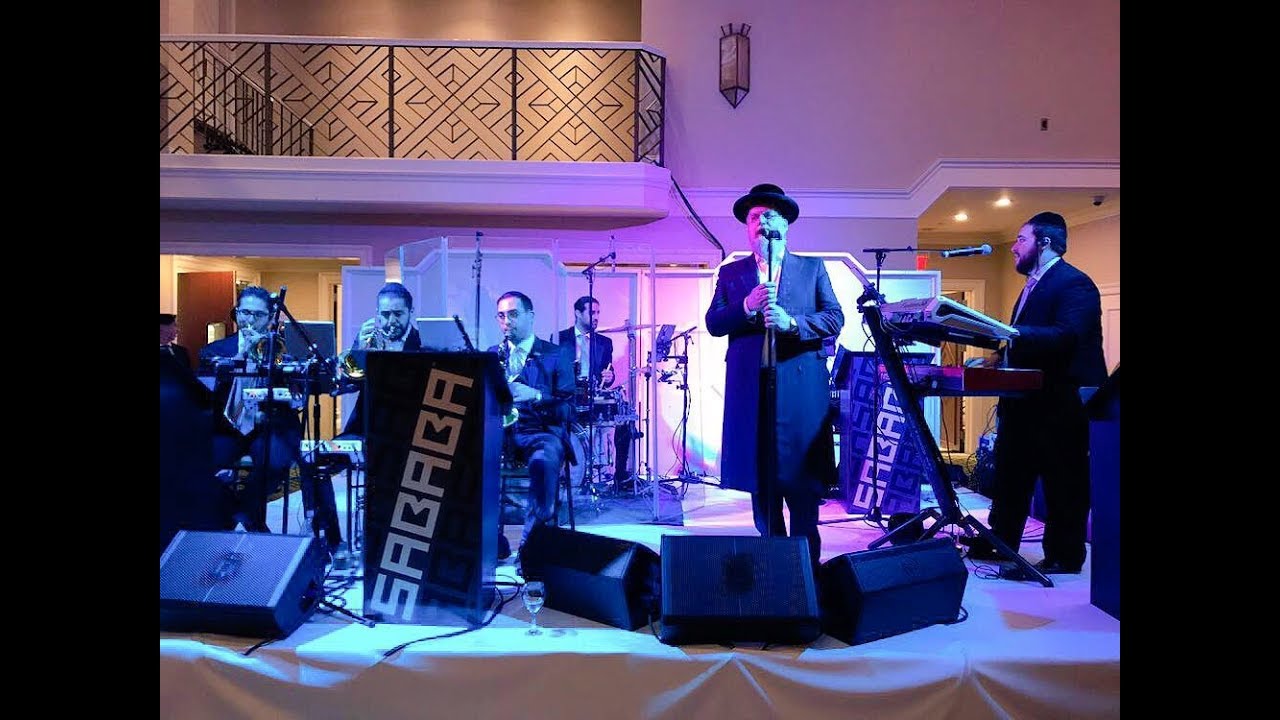 Michoel schnitzler sings a beautiful slow song at a wedding with sababa band!