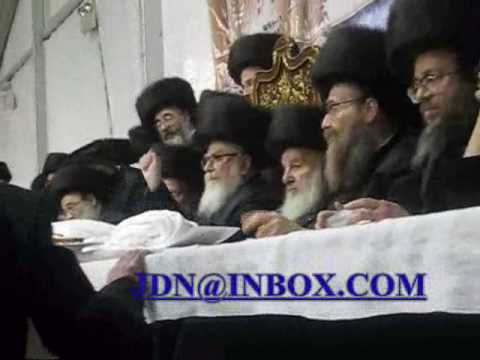 Skverer Rebbe making havdola
