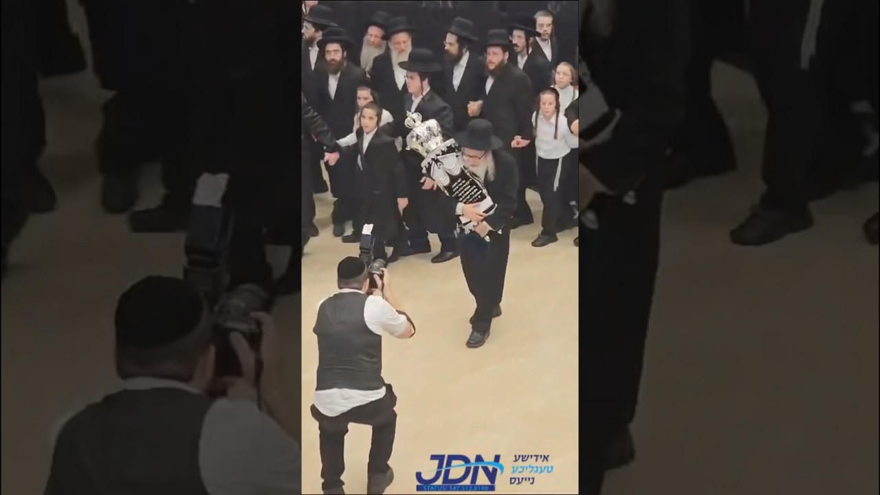 Hachnosas Sefer Torah in Amshenov | הכנסת ספר תורה בחצה”ק אמשינוב