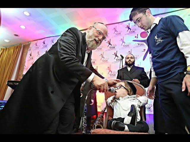 Special child sings & gives his blessing to Michoel Schnitzler|מיכאל שניצלער בלב אחד