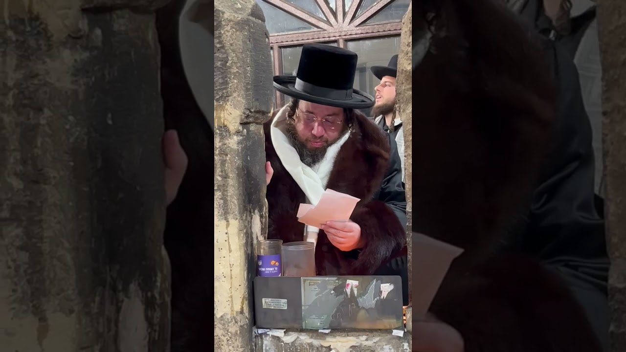 ר"י שומרי אמונים מעתיר בתפילות ותחנונים לפנות בוקר בציון של הרה״ק ר׳ ישעי׳ מקערעסטיר זיע״א ג' בשלח