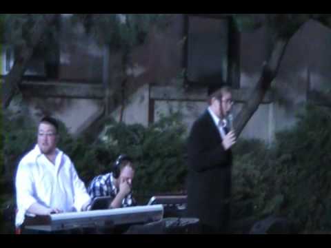 Eli Streicher Sings At A Mekimi Event