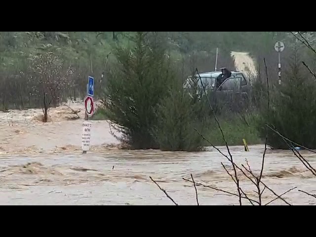 We see the stranded panicked driver @ Emek Arazim