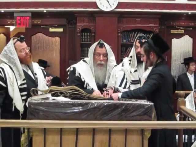 Admor M'Dinov Reading Megillah (book of esther) Purim 2013