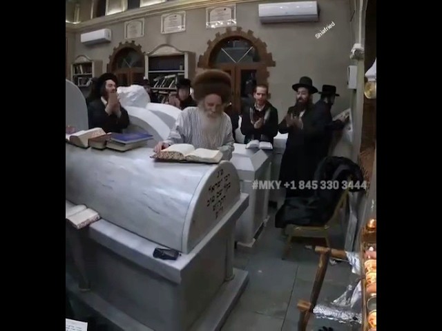 R’ Yitzchok Meir Morgenstern in Mezibuz | ר’ יצחק מאיר מרגנשטרן בביקור בקברי צדיקים בעיר מעזיבוז