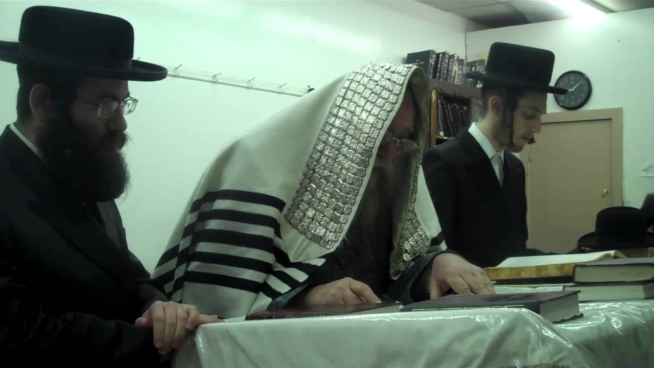 Chuster Rebbe Shmelka Leifer Reading the Megillah