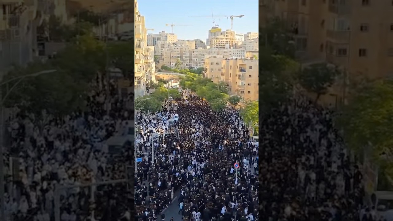 Hachnosas Sefer Torah in Belz - Erev Shavuos 2025 | הכנסת ספר תורה בחצה”ק סקווירא - ערב שבועות תשפ”ה