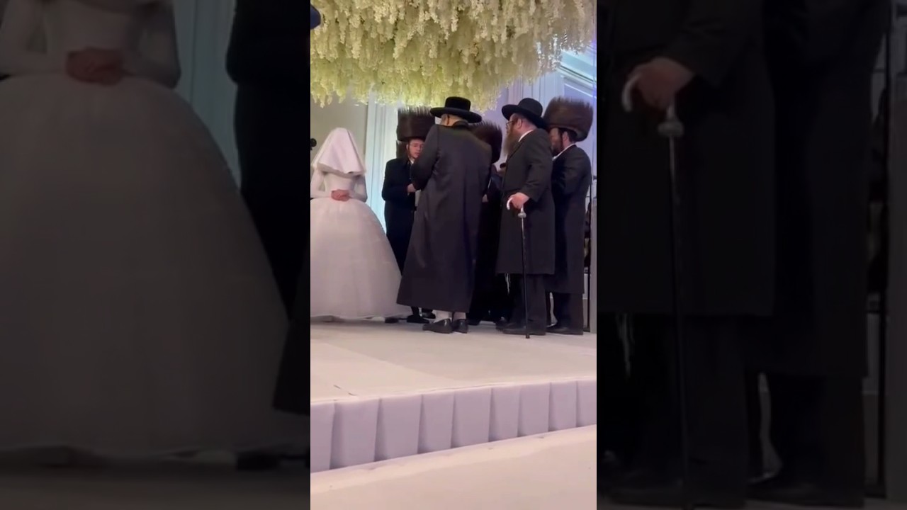 Satmar Rebbe Reb Aharon Being Mesader Kiddushin at the Chuppah of Yossi Itzkowitz’s Daughter 💍