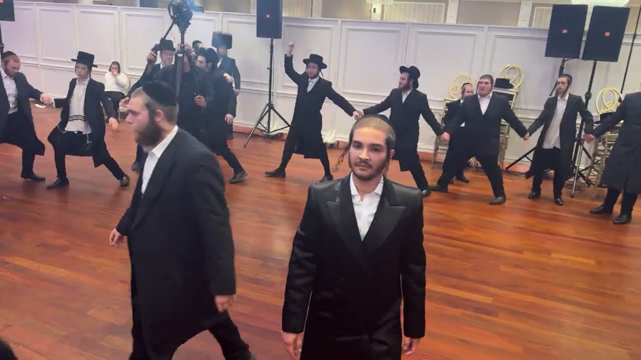 Lipa Schmeltzer singing at Moshe’s Wedding | 🎹 A Motty Breier Production