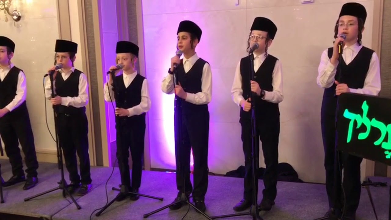 Yingerlich choir singing with  R' Shloime Taussig at Siyem Hashas event
