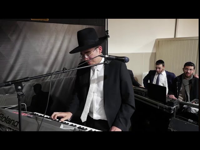 אברהם דויטש מבצע את 'יוסף ניגון' בחתונה שלו ועוד ביצועים נוספים - שווה צפייה !